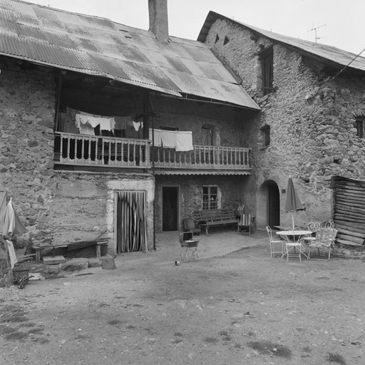 Le Casset. Parcelles 1295 et 1296. Façade sud-est et pignon sud-ouest.