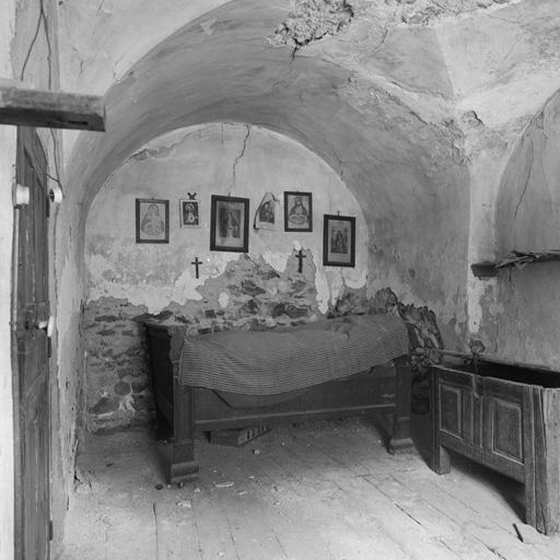 Premier étage. Chambre voûtée en berceau avec croisée d'arêtes centrale.