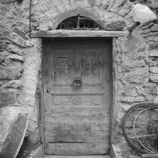 Le Casset. Parcelle 1340. Menuiserie de la porte d'entrée. Imposte en fer forgé datée D C 1897.
