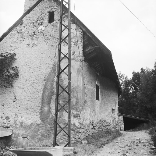 Le Casset. Parcelle 1333. Vue de volume prise du sud-est. Noter le raccord du toit et du mur.