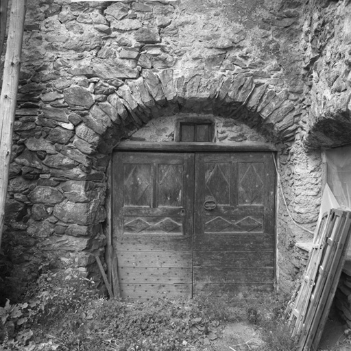 Le Casset. Parcelle 1376. Porte de la façade est. Noter l'arc en granit.