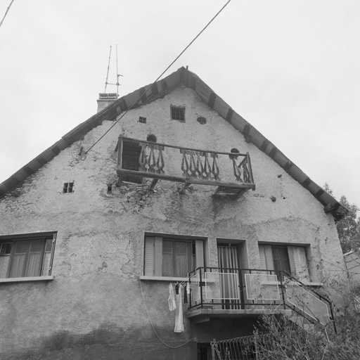 Le Casset. Parcelle 1395. Pignon est. Noter le balcon de grange en bois à balustres découpés et les trous d'aération fermés par des fonds de paniers.