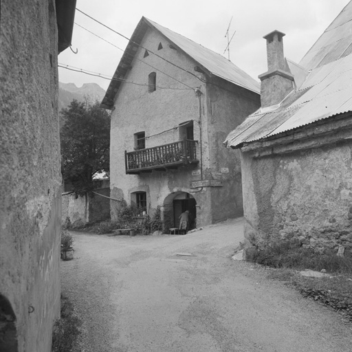 Le Casset. Parcelle 1363. Pignon sud avec balcon de grange à balustres plats découpés.