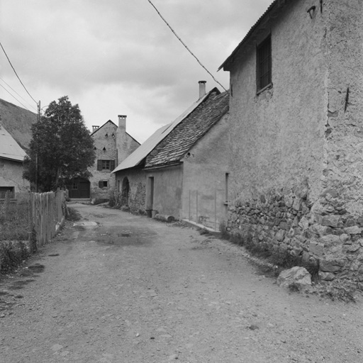 Le Casset. Parcelles 1369,1376, 1380. A droite, façades nord. A gauche, petits jardins clos de palissades ou de grillages.