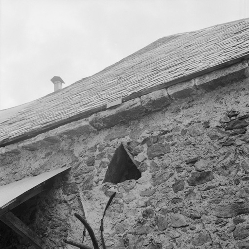 Le Casset. Parcelle 1416. Ouverture triangulaire ménagée à l'aide d'ardoises dans la maçonnerie. Couverture en ardoises industrielles.