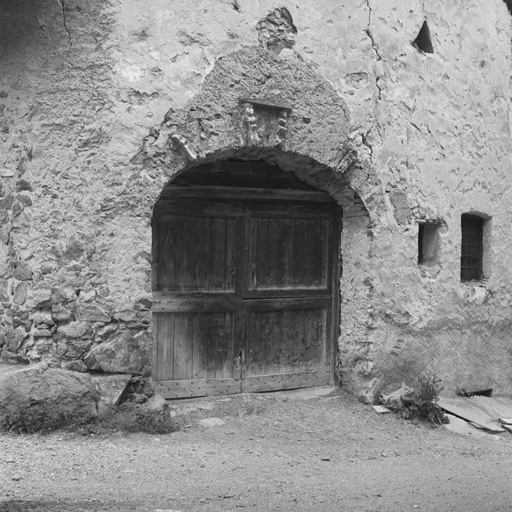 Le Casset. Parcelle 1417. Porte de la grange. Quatre morceaux de tuf moulurés dans l'arc.