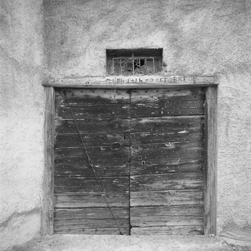 Le Casset. Parcelle 1417. Porte de la grange sud-est. Imposte en fer forgé : 1847 F. P. Date gravée sur le linteau : 1845 14 octobre.