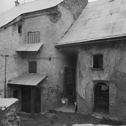 Le Casset. Parcelles 1423 et 1422. Noter le porche entre les deux maisons.