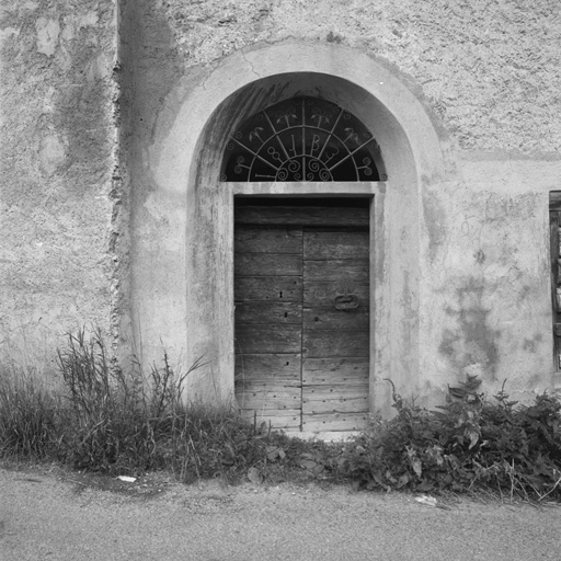 Le Casset. Parcelle 1168. Porte de la façade sud. Imposte en fer forgé.
