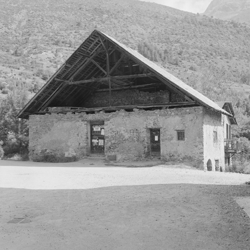 Les Guibertes. Parcelle194. Pignon ouest partiellement détruit, laissant voir la charpente.