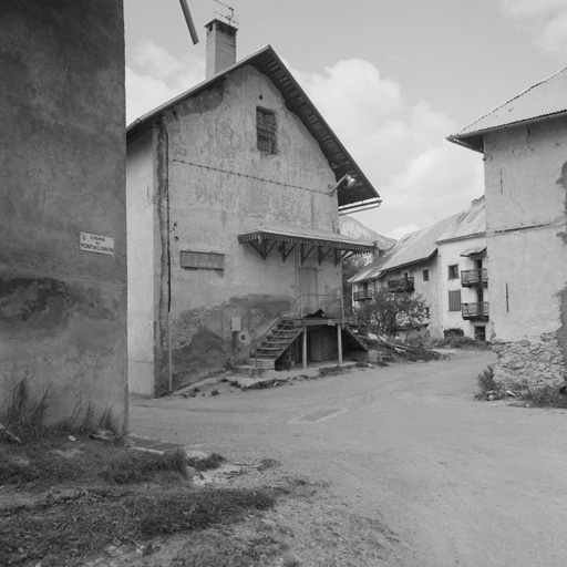 Les Guibertes. Parcelle192. Ancien café Arduin. Pignon nord-est. Noter le grand auvent à lambrequin protégeant l'escalier.