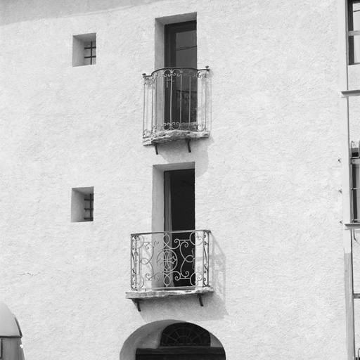 Les Guibertes. Parcelle 95.Travée centrale de la maison des templiers. Balcons replacés sur une façade modifiée.