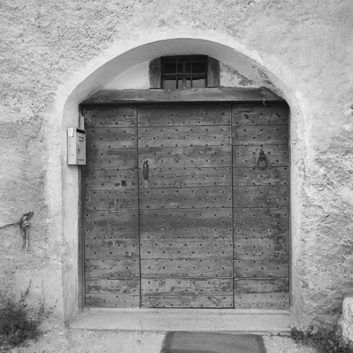 Les Guibertes. Parcelle 106. Menuiserie de la porte d'entrée à deux dormants.