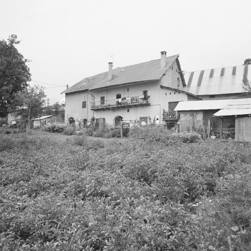 Le Serre-Barbin. Parcelles 115 et 116. Vue d'ensemble des façades sud. Noter le grand balcon en fer forgé au premier étage.