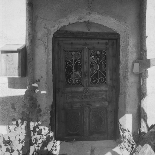 Le Lauzet. Parcelle 683. Porte d'entrée de la façade sud.