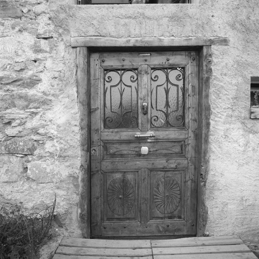 Le Lauzet. Parcelle 664. Porte d'entrée de la façade nord.