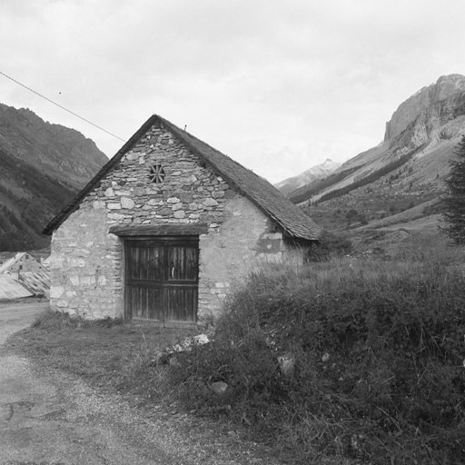 Le Lauzet. Parcelle 704. Vue d'ensemble du pignon est.