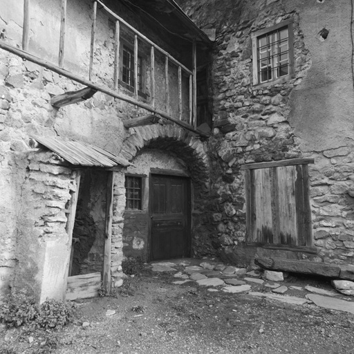 Le Lauzet. Parcelle 626. Façade sud-ouest. Vestiges d'un grand balcon de grange à simples barreaux.