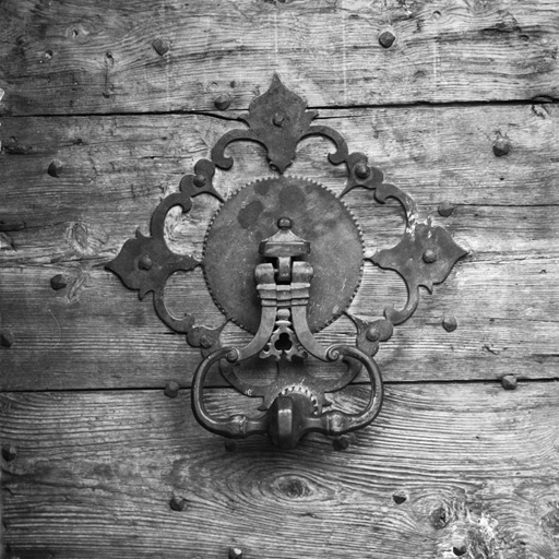 Chef-lieu. Parcelle 461. Pignon est : détail de la porte d'entrée : heurtoir.