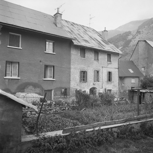 Chef-lieu. Parcelles 479 et 482. Façades est. Noter le décor peint.