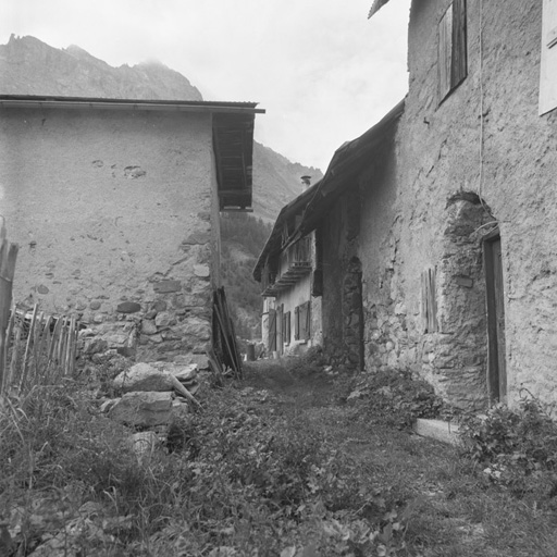 Derrière le Lauzet. Parcelles 569 à 1105. Vue d'ensemble des façades sud.