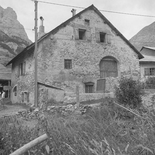 Le Lauzet. Parcelle 684. Pignon ouest. Noter la montée de grange sur la rue.