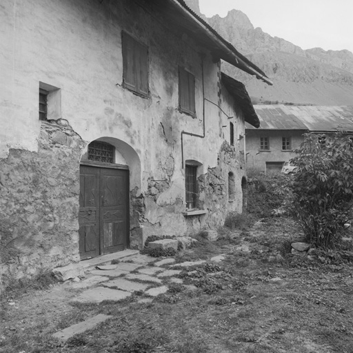Le Lauzet. Parcelle 644. Vue d'ensemble de la façade sud. Faux-chaînages d'angle.