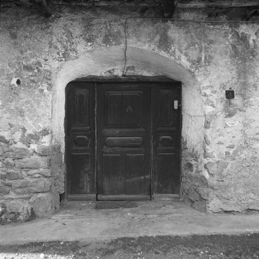 Le Serre-Barbin. Parcelle 140. Façade sud. Porte d'entrée à deux dormants.