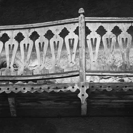 Le Freyssinet. Parcelle 39.Détail du balcon en bois à balustres découpés et à lambrequin.