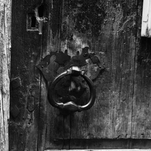 Chef-lieu. Parcelle 507. Porte d'entrée : heurtoir sur platine découpée.