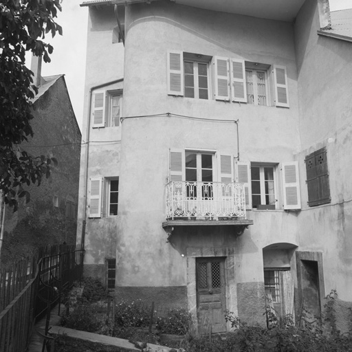Chef-lieu. Parcelle 520. Vue partielle de la façade sud-est. 1881 gravé sur le linteau.
