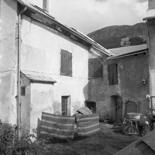 Chef-lieu. Parcelle 520. Vue partielle de la façade sud-est. Volets en fer.