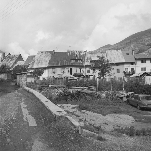 Chef-lieu. Parcelles 594 à 584. Vue d'ensemble des façades sud-est. Noter l'étroitesse de ces façades.
