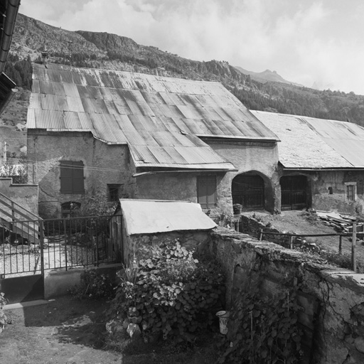 Chef-lieu. Parcelle 563. Vue d'ensemble de la façade sud. Noter la montée de grange.
