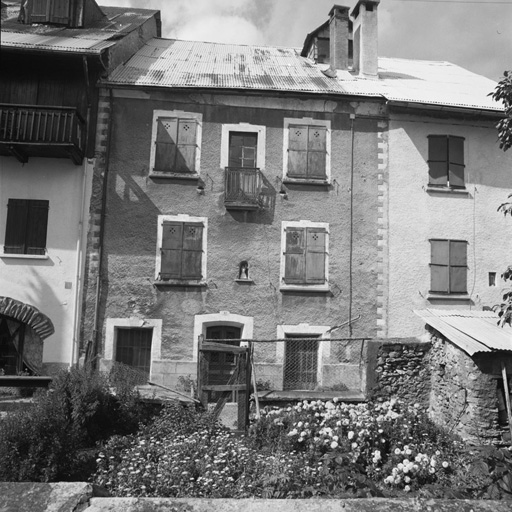 Chef-lieu. Parcelle 517. Façade est. Noter le décor peint et les volets en fer.