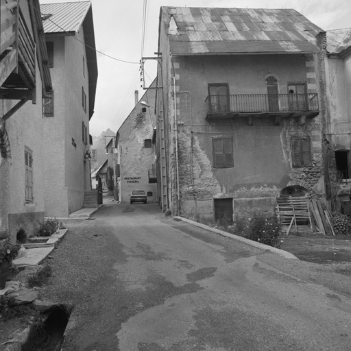 Chef-lieu. Parcelle 540. Façade est. Décor peint.