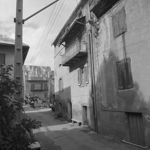 Façade sud. Grand balcon en fer forgé.