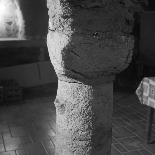 Le Casset. Parcelle 1270. Ecurie, pilier à bénitier.