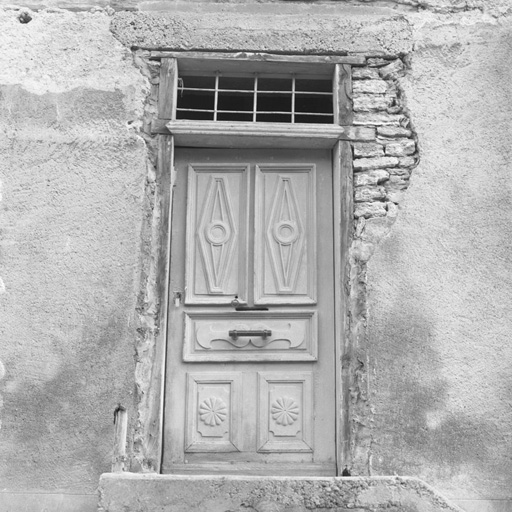 Chef-lieu. Parcelle 146. Façade est. Menuiserie de porte. Noter le mur en tuf.