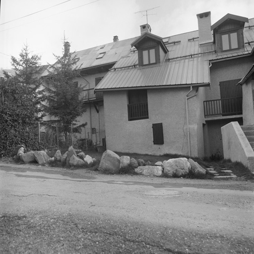 Chef-lieu. Parcelles 180-181. Maisons anciennes réaménagées.
