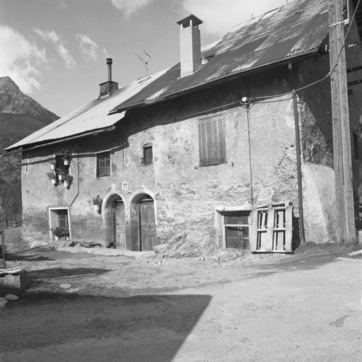 Chef-lieu. Parcelles 171-170. Façades est similaires.