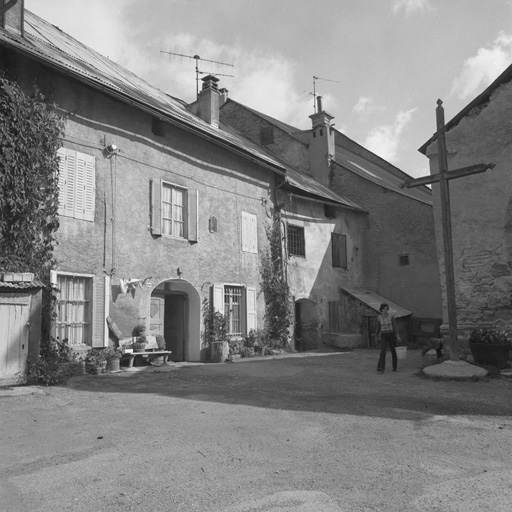 Chef-lieu. Parcelles 255-254. Façades sud, prises du sud-ouest.