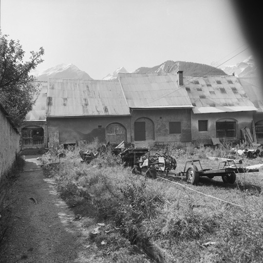 Chef-lieu. Parcelles 252 à 258. Vue d'ensemble des façades nord.