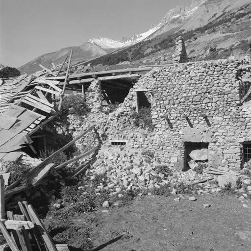 Vue de la façade sud ; dans la partie gauche, accès à l'écurie.