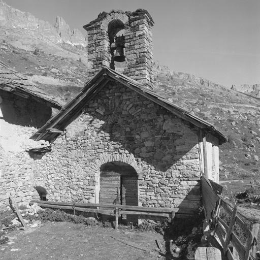 Chapelle. Façade ouest. Grand arc de décharge sur la petite fenêtre murée au centre ; collage dans la partie nord.