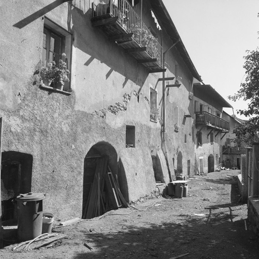 Chef-lieu. Parcelles 217 à 219. Vue d'ensemble des façades sud-ouest.