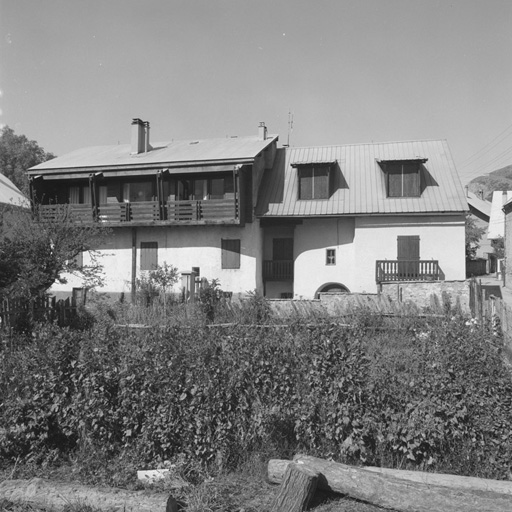 Chef-lieu. Parcelles 382 à 383. Vue d'ensemble des façades sud-est.