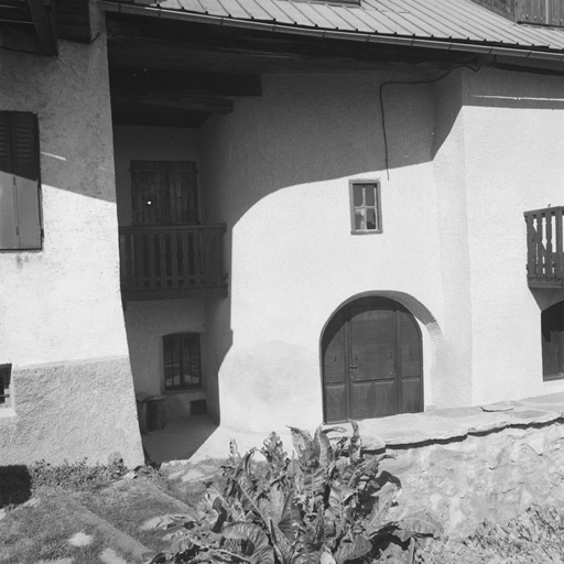 Chef-lieu. Parcelles 382-383. Noter la forme arrondie du ressaut et le renfoncement abritant des fenêtres.