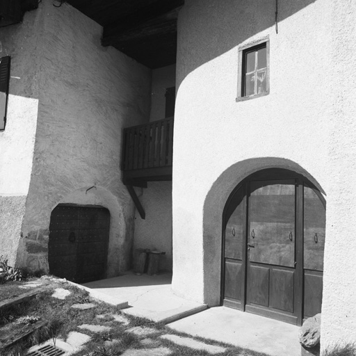Chef-lieu. Parcelles 382-383. Les deux portes de couloir.