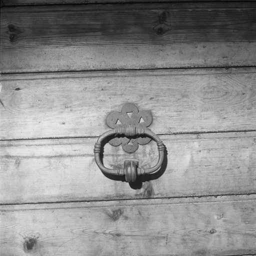 Chef-lieu. Parcelle 382. Heurtoir sur platine découpée en fleur.